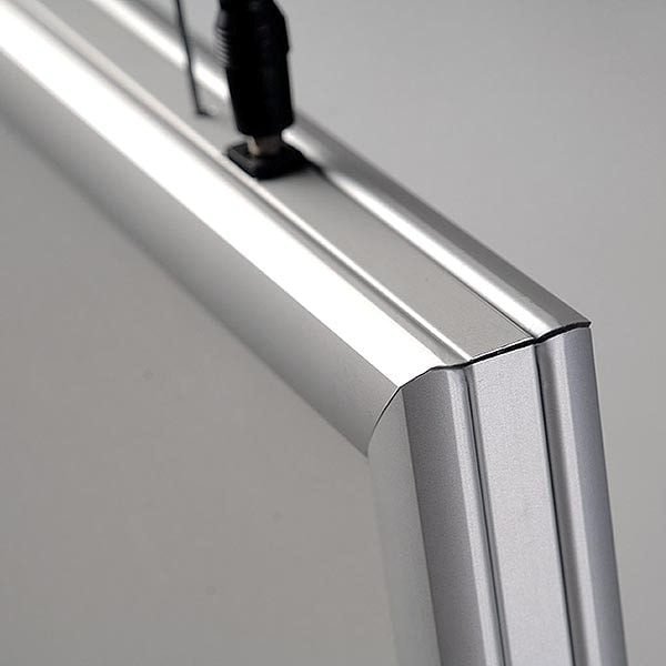 LED Leuchtrahmen Silber Premium doppelseitig 25mm DIN B2 Postermaß doppelseitig Detailansicht Stecker