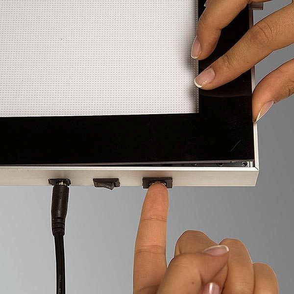 LED-Magnetrahmen-Premium-einseitig-DIN-A4-Postermaß-einseitig-6 Detailansicht Stecker An und Ausschalt Knopf