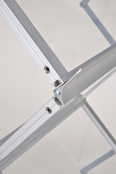 Falt Prospektständer Aluminium 6x4 Fächer aus Acryl Detailaufnahme Klappstelle
