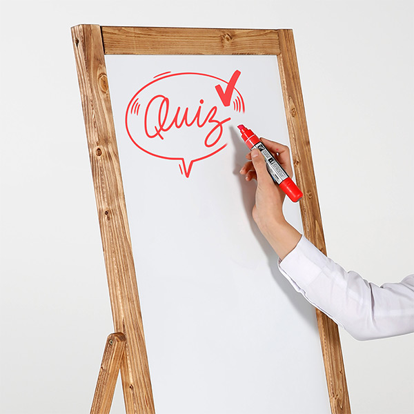 Kundenstopper-Holz-Floor-Whiteboard Maße 44x102 Anwendungsbild