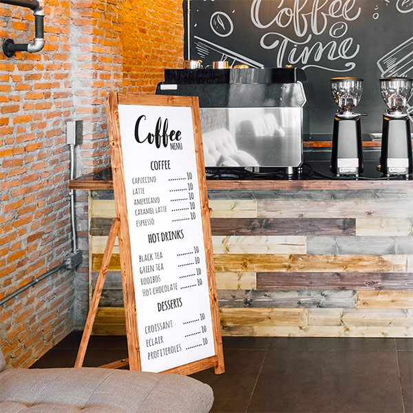 Kundenstopper-Holz-Floor-Whiteboard-Bemaßung 44x102-Anwendungsbild im Café
